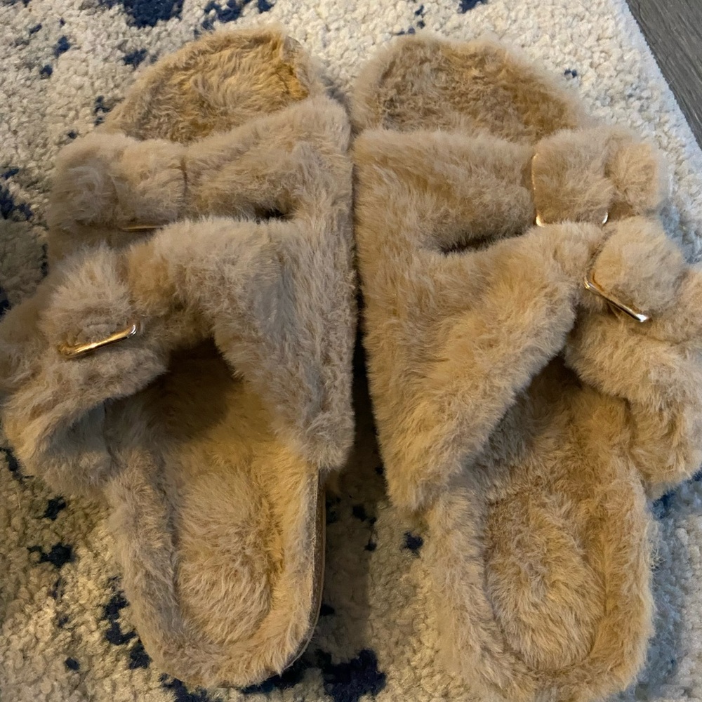 Open-toed fuzzy faux fur slippers
